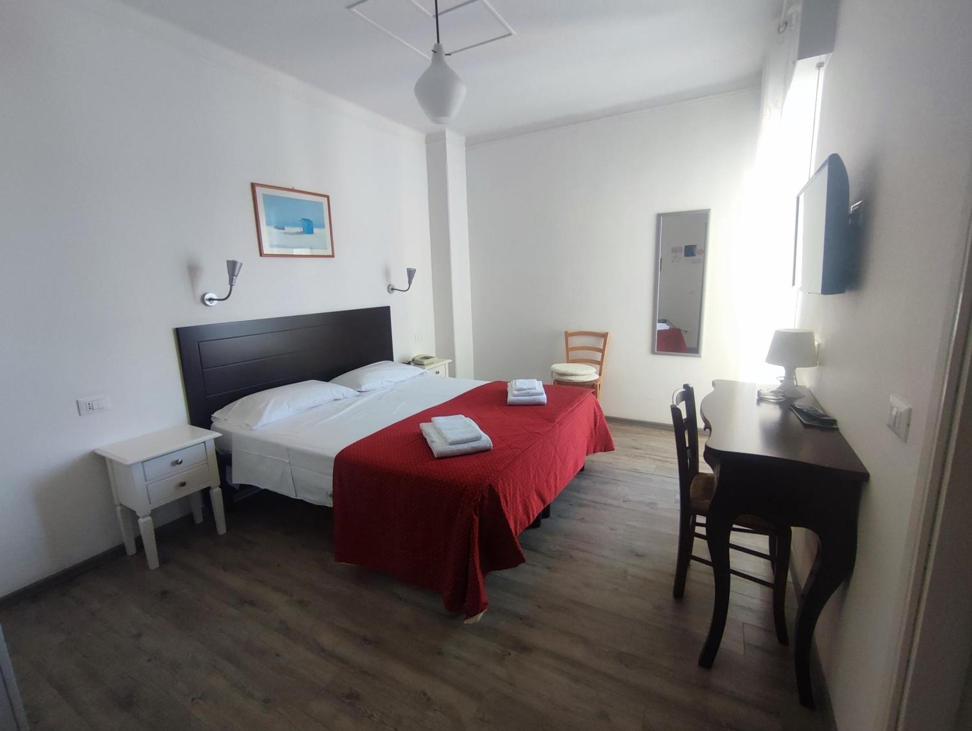 Tirreno Hotel *